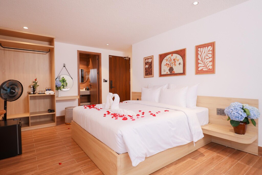 Cửa Sổ Panorama Đón Nắng Tự Nhiên - DAWN Hotel Dalat