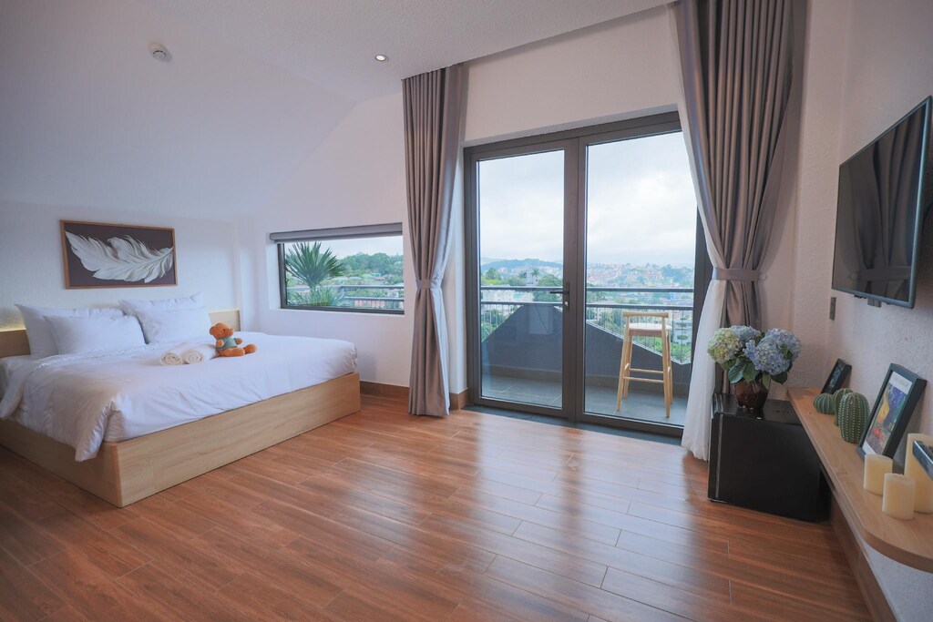 Trải nghiệm ngâm bồn tắm kính view thung lũng thông tại DAWN Hotel