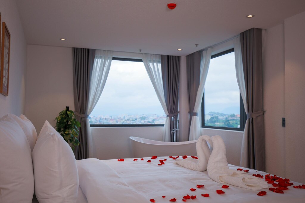Nội Thất Gỗ Sồi & Ánh Sáng Ấm - DAWN Hotel Dalat