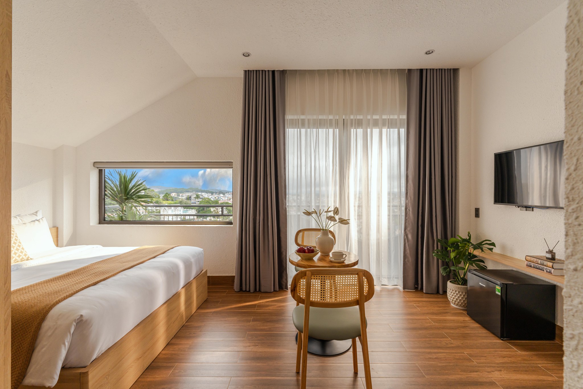 Suite Balcony Valley View & Bathtub gallery photo - DAWN Hotel Dalat